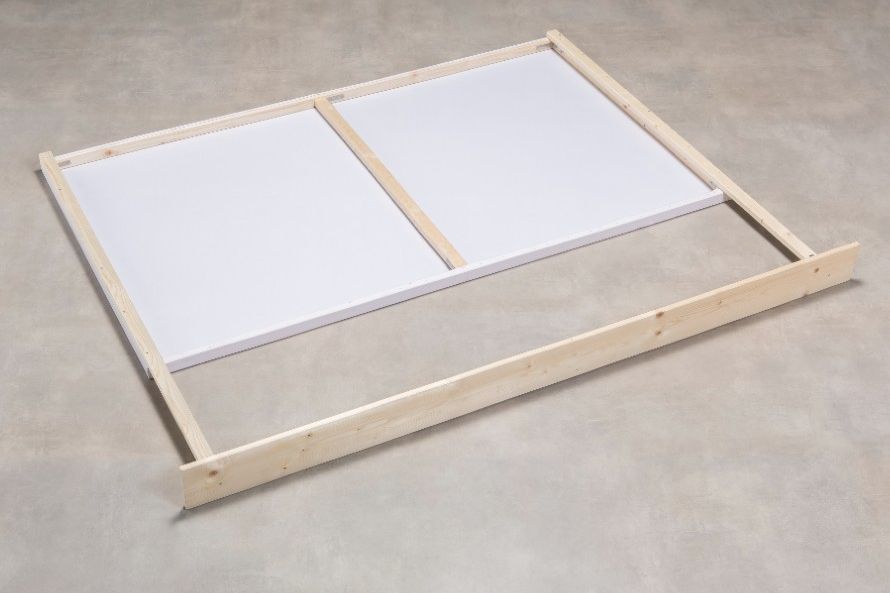 Unfertiges Bettgestell aus Holz